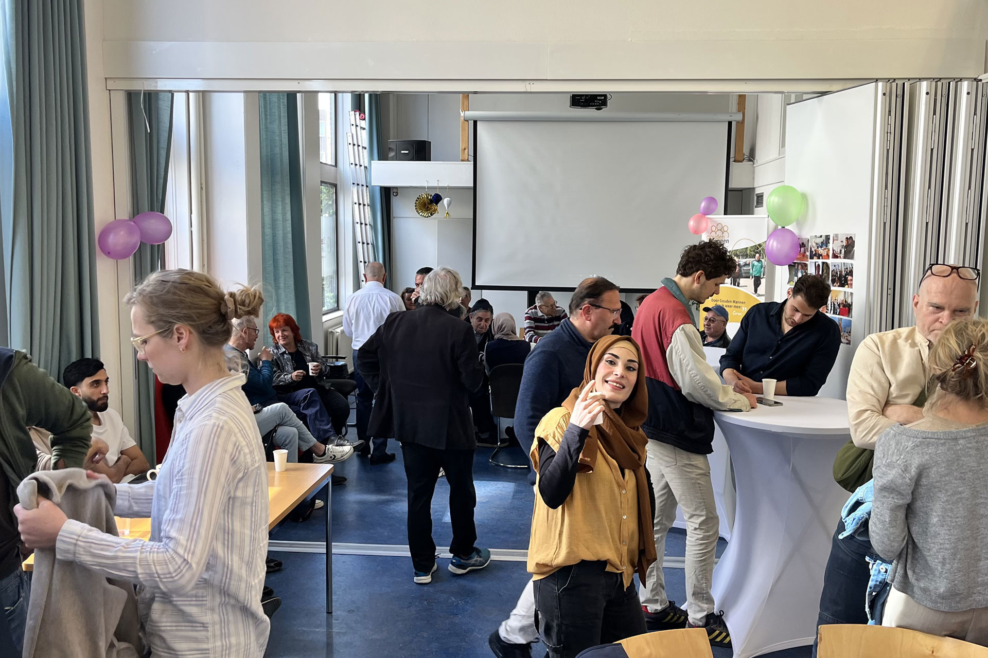 Groep van ongeveer 20 mensen die aan het netwerken zijn.