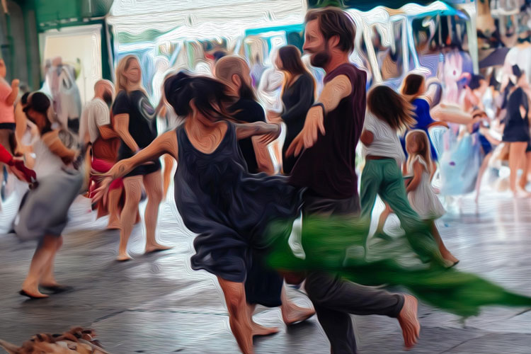Kinderen en volwassenen, die in een vrije ruimte aan het dansen zijn
